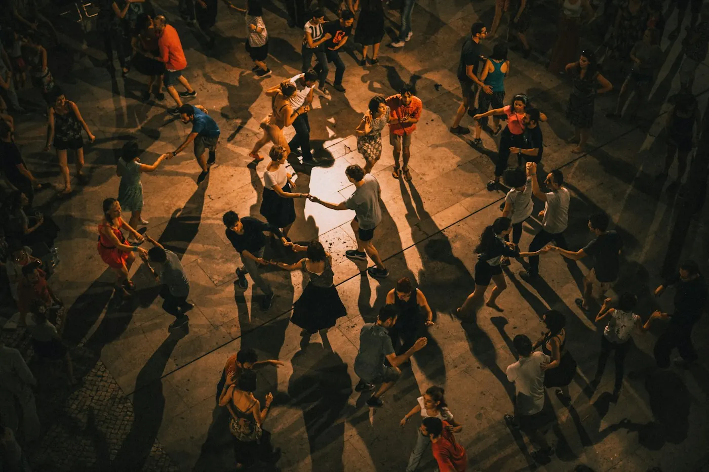 Une piste de danse en bois pleine de danseurs, vue d’en haut